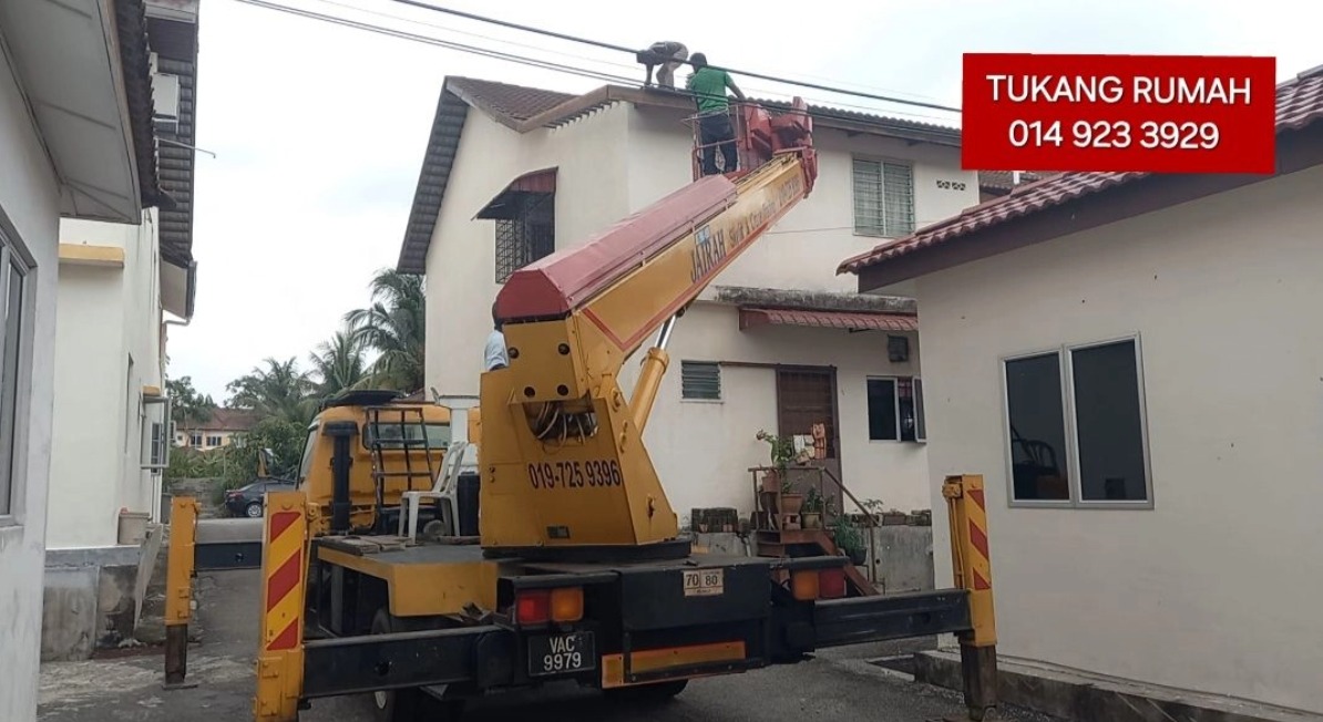 Repair bumbung menggunakan skylift